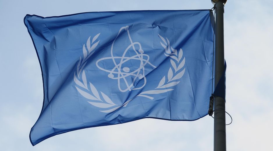 La bandera del Organismo Internacional de Energía Atómica en la sede de esa agencia en Viena, el 2 de marzo del 2026 .AP/H. -Peter Bade