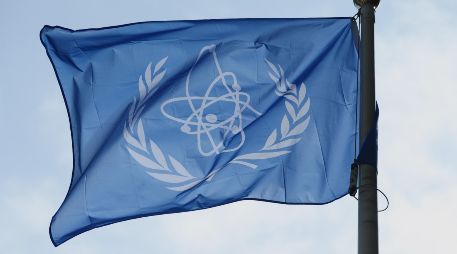 La bandera del Organismo Internacional de Energía Atómica en la sede de esa agencia en Viena, el 2 de marzo del 2026 .AP/H. -Peter Bade
