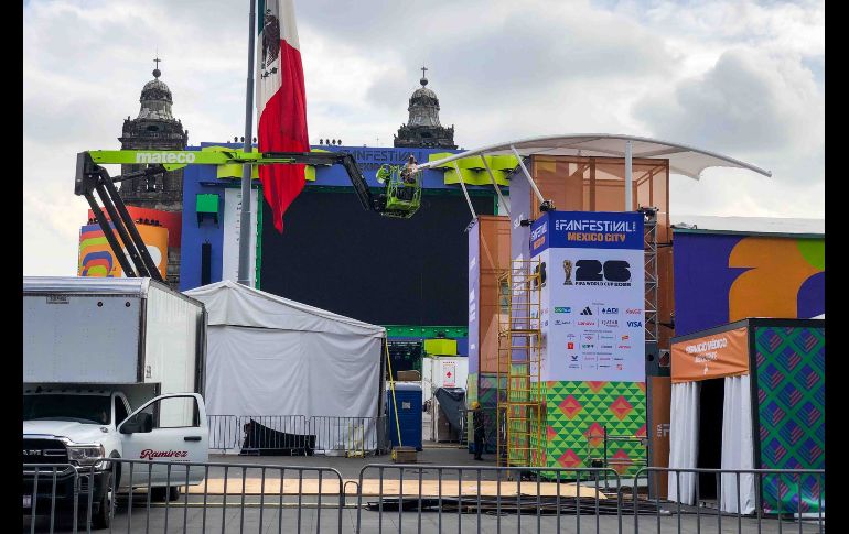 Aspectos del FIFA Fan Fest en la plancha del Zócalo capitalino en donde todavía se observan trabajos de instalación por parte de los organizadores. SUN/D. Sánchez