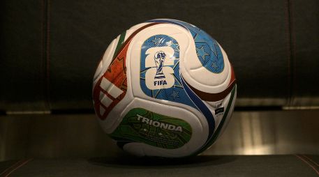 FIFA implementará cambios disciplinarios y medidas para reducir pérdidas de tiempo y agilizar el desarrollo de los partidos. AFP/ J. MABROMATA.