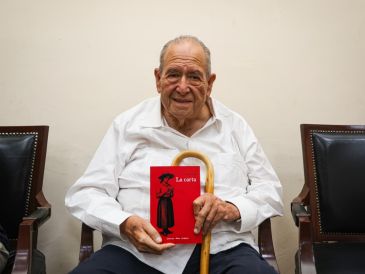 Carlos Enrigue presentó La Carta, una novela inspirada en un documento real que revela la denuncia de una mujer que temía ser asesinada por su esposo en el sur de Jalisco. EL INFORMADOR/ J. ACOSTA.