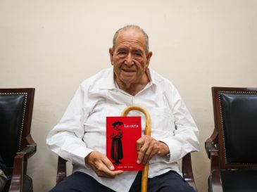 Carlos Enrigue presentó La Carta, una novela inspirada en un documento real que revela la denuncia de una mujer que temía ser asesinada por su esposo en el sur de Jalisco. EL INFORMADOR/ J. ACOSTA.