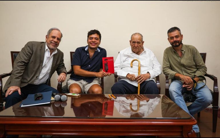 Carlos Enrigue presentó La Carta, una novela inspirada en un documento real que revela la denuncia de una mujer que temía ser asesinada por su esposo en el sur de Jalisco. EL INFORMADOR/ J. ACOSTA.