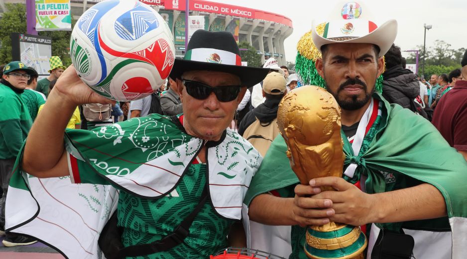 Aficionados posan a las afueras del Estadio Ciudad de México a un día de la inauguración del Mundial de la FIFA 2026 entre las selecciones de Mexico y Sudáfrica. EFE / M. Guzmán