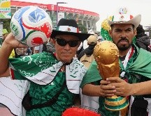 Aficionados posan a las afueras del Estadio Ciudad de México a un día de la inauguración del Mundial de la FIFA 2026 entre las selecciones de Mexico y Sudáfrica. EFE / M. Guzmán