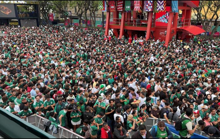 Desde temprano, seguidores comenzaron a congregarse en las inmediaciones del Fan Fest con la intención de asegurar un lugar para presenciar el debut de la Selección Mexicana en el Mundial 2026. ESPECIAL