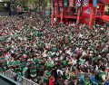 Desde temprano, seguidores comenzaron a congregarse en las inmediaciones del Fan Fest con la intención de asegurar un lugar para presenciar el debut de la Selección Mexicana en el Mundial 2026. ESPECIAL