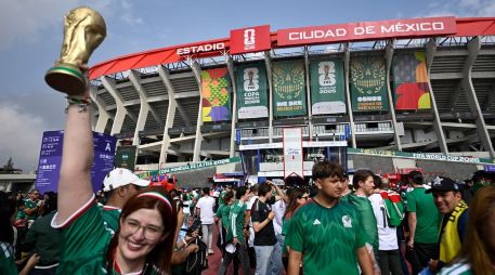Aficionados posan a las afueras del Estadio Ciudad de México a un día de la inauguración del Mundial de la FIFA 2026 entre las selecciones de Mexico y Sudáfrica. AFP / A. Estrella