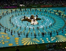 Aficionados posan a las afueras del Estadio Ciudad de México a un día de la inauguración del Mundial de la FIFA 2026 entre las selecciones de México y Sudáfrica. AFP / R. Oropeza