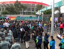 De inmediato, los servicios médicos acudieron al lugar para brindar atención al aficionado en el Estadio Ciudad de México. SUN / D. SIMÓN SÁNCHEZ