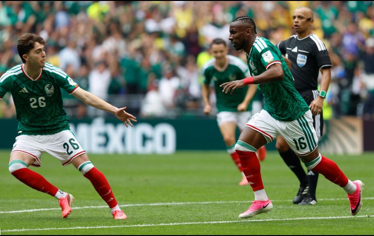 Julián Quiñones (d), de México, celebra un gol este jueves durante un partido del grupo A del Mundial de la FIFA 2026 entre México y Sudáfrica en el Estadio Ciudad de México EFE/S. Gutiérrez