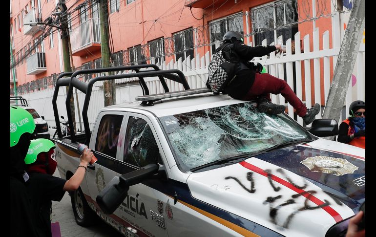 Las confrontaciones entre la policía antidisturbios y unas 200 personas empañaron el glamour de la inauguración del Mundial 2026. EFE/I.Esquivel