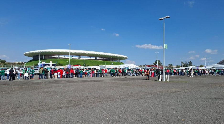 Guadalajara vivió su primer día mundialista con la llegada de miles de aficionados que llenaron de color y ambiente los accesos al Estadio Guadalajara.. EL INFORMADOR/ A. RODRÍGUEZ.