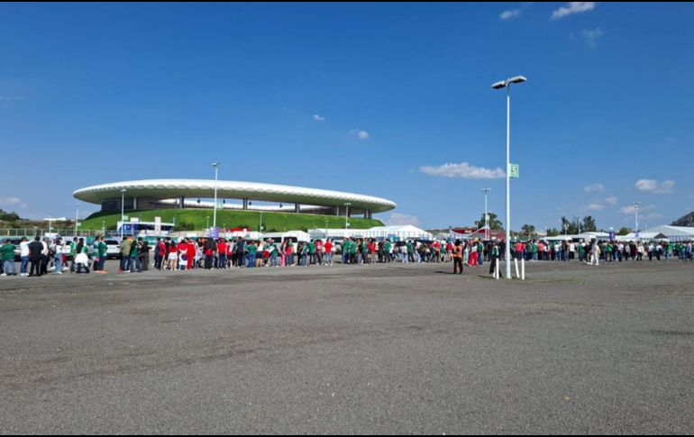 Guadalajara vivió su primer día mundialista con la llegada de miles de aficionados que llenaron de color y ambiente los accesos al Estadio Guadalajara.. EL INFORMADOR/ A. RODRÍGUEZ.