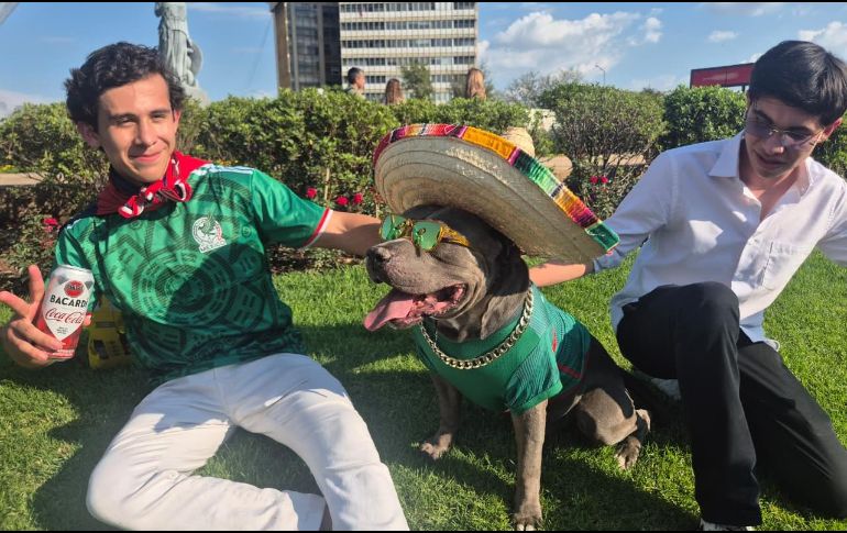 La Glorieta Minerva recibió a alrededor de dos mil aficionados tras el triunfo de la Selección Mexicana ante Sudáfrica. EL INFORMADOR / O. GONZÁLEZ