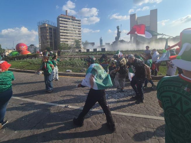 La Glorieta Minerva recibió a alrededor de dos mil aficionados tras el triunfo de la Selección Mexicana ante Sudáfrica. EL INFORMADOR / O. GONZÁLEZ