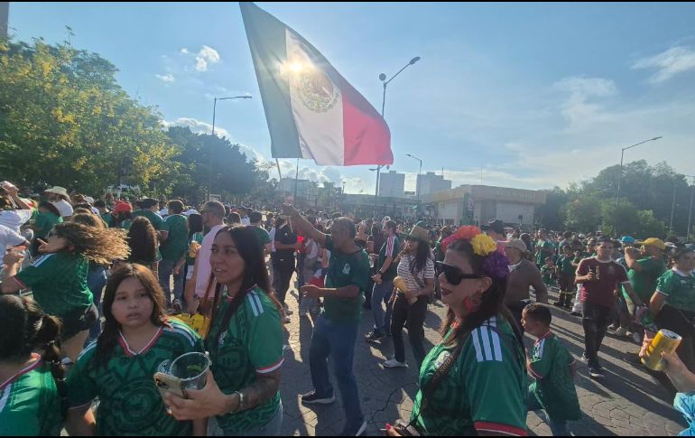 La Glorieta Minerva recibió a alrededor de dos mil aficionados tras el triunfo de la Selección Mexicana ante Sudáfrica. EL INFORMADOR / O. GONZÁLEZ