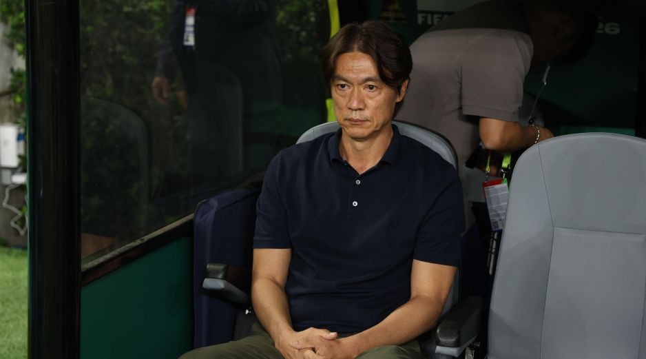 Hong Myung-bo aprovechó la pausa de hidratación para reordenar a su equipo. EL INFORMADOR/A. Navarro