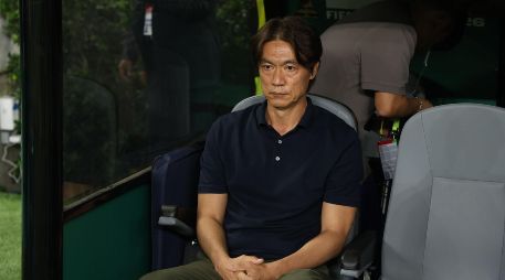 Hong Myung-bo aprovechó la pausa de hidratación para reordenar a su equipo. EL INFORMADOR/A. Navarro