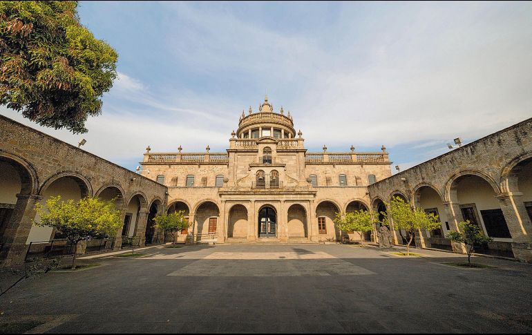 Museo Cabañas. El recinto alberga “Polvo Llanero”, una exposición que explora el futbol más allá de los estadios profesionales. CORTESÍA