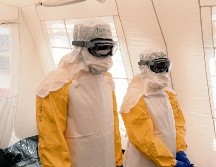 Personal médico atiende y monitorea a pacientes con síntomas de ébola. AFP