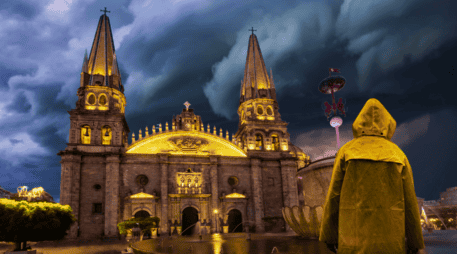 Los modelos meteorológicos actualizados por la Conagua indican que la probabilidad de lluvia para hoy en Guadalajar supera el 60 por ciento. ESPECIAL / CANVA
