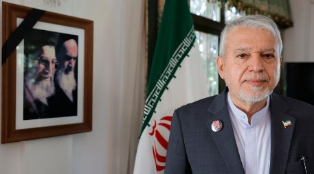 El ministro iraní de Patrimonio Cultural, Turismo y Artesanía, Reza Salehi Amiri, consideró este viernes en una entrevista con EFE que si no hay injerencia en la negociación de paz es posible un acuerdo y subrayó que frenar estas intromisiones, de las que acusó explícitamente a Israel, depende de EE.UU. EFE/Z. Aragón