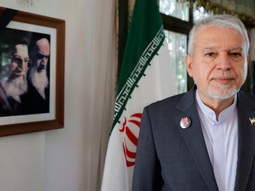 El ministro iraní de Patrimonio Cultural, Turismo y Artesanía, Reza Salehi Amiri, consideró este viernes en una entrevista con EFE que si no hay injerencia en la negociación de paz es posible un acuerdo y subrayó que frenar estas intromisiones, de las que acusó explícitamente a Israel, depende de EE.UU. EFE/Z. Aragón