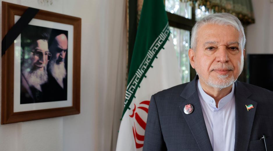 El ministro iraní de Patrimonio Cultural, Turismo y Artesanía, Reza Salehi Amiri, consideró este viernes en una entrevista con EFE que si no hay injerencia en la negociación de paz es posible un acuerdo y subrayó que frenar estas intromisiones, de las que acusó explícitamente a Israel, depende de EE.UU. EFE/Z. Aragón