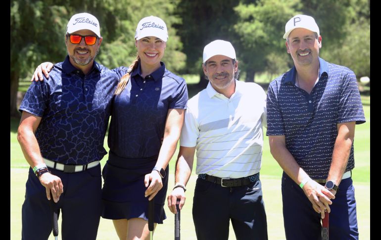 Marco Covarrubias, Fanny Carrillo, Víctor Peralta y Enrique Martínez. GENTE BIEN JALISCO / 10° Torneo de Golf Mi Gran Esperanza