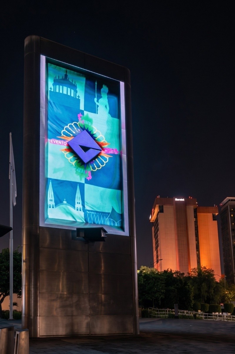 La pantalla LED, ubicada al exterior del recinto, presenta una serie de contenidos originales que fusionan elementos representativos de Jalisco con el futbol. ESPECIAL&nbsp;