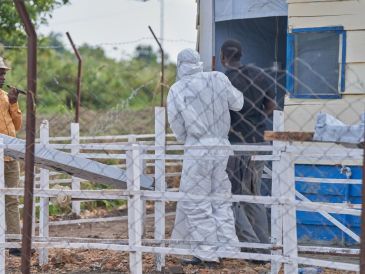 La OMS y otros operadores humanitarios en la zona temen que el virus responsable del actual brote se propague hacia zonas más urbanas o cruce fronteras con mayor intensidad. EFE/EPA/D. Dirole