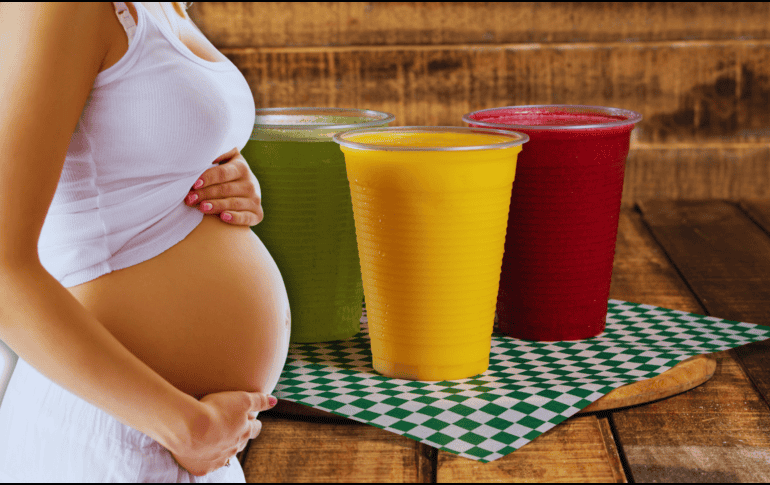 Los jugos, si no están pasteurizados, representan un riesgo silencioso para la madre y el bebé. ESPECIAL / CANVA