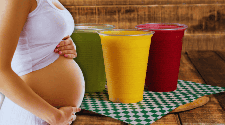 Los jugos, si no están pasteurizados, representan un riesgo silencioso para la madre y el bebé. ESPECIAL / CANVA