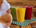 Los jugos, si no están pasteurizados, representan un riesgo silencioso para la madre y el bebé. ESPECIAL / CANVA