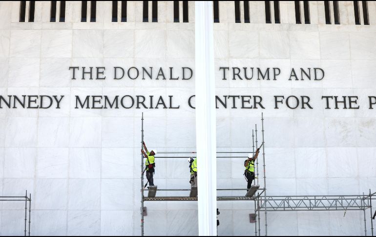 El Centro Kennedy ya había eliminado el lunes pasado el nombre de Trump de su página web. EFE / J. Scalzo