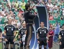 Alejandro Fernández emocionó a miles de fans con su interpretación impecable del Himno. SUN/C. Mejía
