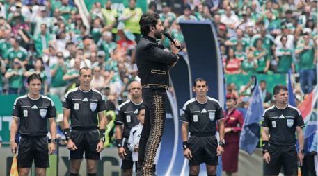 Alejandro Fernández emocionó a miles de fans con su interpretación impecable del Himno. SUN/C. Mejía