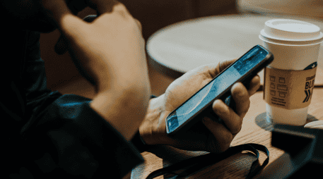 La urgencia de implementar nuevas herramientas de prevención responde a un repunte significativo en la incidencia delictiva, ya que durante el primer cuatrimestre de 2026, la Condusef documentó 55 mil 726 reclamaciones totales contra instituciones financieras, de las cuales 27 mil 862 estuvieron vinculadas a un posible fraude. CANVA