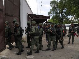 Soldados allanan el Centro Penitenciario de Tocorón, lugar de origen de la banda Tren de Aragua, en Tocorón, Venezuela. AP/ARCHIVO