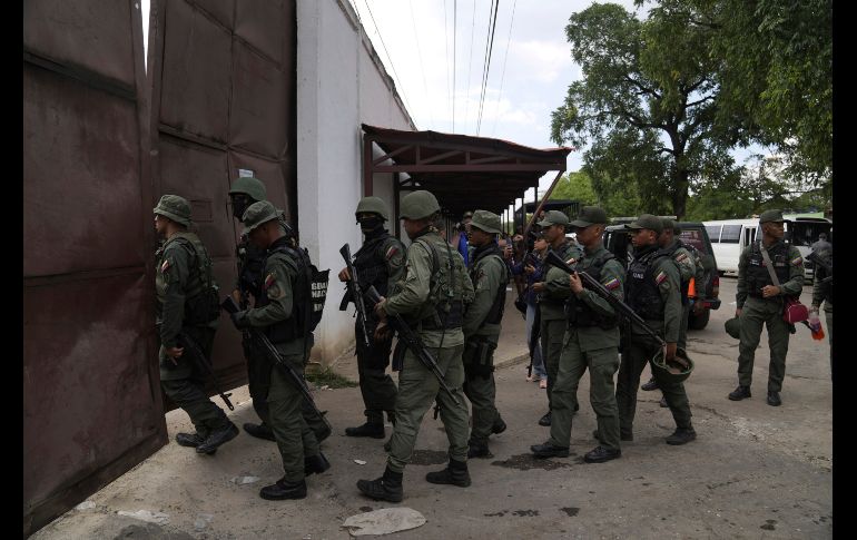 Soldados allanan el Centro Penitenciario de Tocorón, lugar de origen de la banda Tren de Aragua, en Tocorón, Venezuela. AP/ARCHIVO