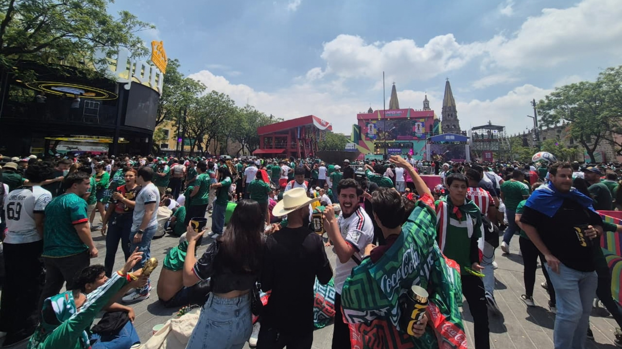 La lluvia se convirtió en protagonista en el Fan Fest Guadalajara. EL INFORMADOR / O. GONZALEZ