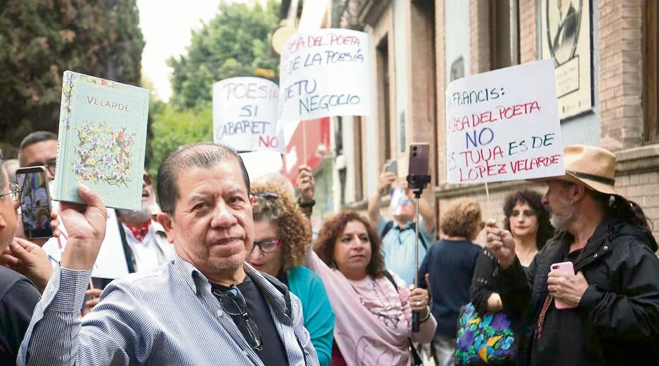 Un grupo de escritores se reunieron para protestar en contra de la secretaria de Cultura de la Ciudad de México. EL UNIVERSAL