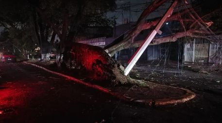 Las vialidades con mayor nivel de anegación de agua en Guadalajara fueron el paso a desnivel de 8 de Julio, con tres metros de altura; Isla Pantenaria y avenida Colón. ESPECIAL/Protección Civil y Bomberos de Zapopan