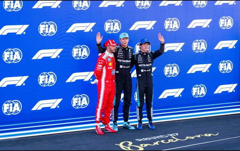 George Russell (C) posa con el segundo clasificado Lewis Hamilton (I), y el tercero Kimi Antonelli (D), tras conseguir la pole después de la clasificación previo al Gran Premio que se correrá en Barcelona. EFE / S. Wu