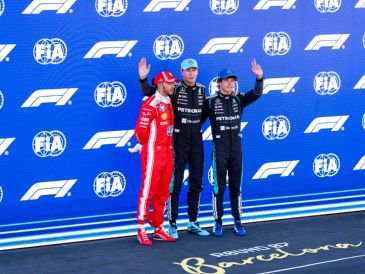George Russell (C) posa con el segundo clasificado Lewis Hamilton (I), y el tercero Kimi Antonelli (D), tras conseguir la pole después de la clasificación previo al Gran Premio que se correrá en Barcelona. EFE / S. Wu