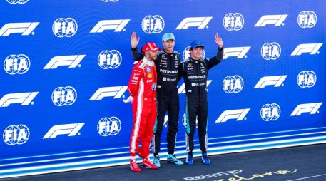 George Russell (C) posa con el segundo clasificado Lewis Hamilton (I), y el tercero Kimi Antonelli (D), tras conseguir la pole después de la clasificación previo al Gran Premio que se correrá en Barcelona. EFE / S. Wu