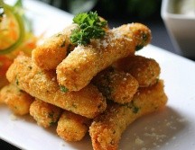 El futbol es un evento familiar y los niños también disfrutan de la fiebre mundialista. Los chicken tenders o dedos de pollo son la solución perfecta. ESPECIAL / CANVA