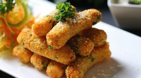 El futbol es un evento familiar y los niños también disfrutan de la fiebre mundialista. Los chicken tenders o dedos de pollo son la solución perfecta. ESPECIAL / CANVA