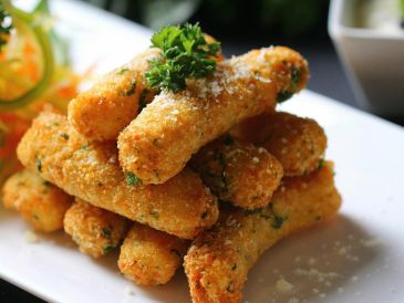El futbol es un evento familiar y los niños también disfrutan de la fiebre mundialista. Los chicken tenders o dedos de pollo son la solución perfecta. ESPECIAL / CANVA